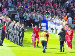 El pasillo como el que Liverpool le hizo a Jamie Carragher, quien jugó su último partido, se repitió en otros estadios. AFP /