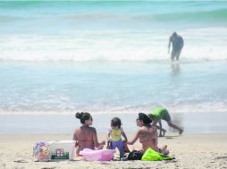 El cáncer en la piel es causado por la exposición a la luz ultravioleta, como ocurre cada verano en los balnearios. NTX /