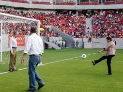 La presidenta de Brasil, Dilma Rousseff, inagurua el estadio con un gol. AFP /