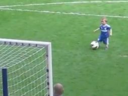 El pequeño podría ser el ''nuevo refuerzo'' del equipo inglés. ESPECIAL /