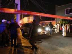 Posteriormente acudieron agentes investigadores de la Fiscalía Central de Jalisco a levantar el cadáver.  /