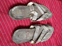 Las sandalias del líder pacifista alcanzaron una alta cotización en la subasta en Londres. EFE /