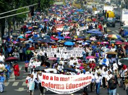 Los manifestantes de la CNTE se retiran del CEN del PAN luego de que una comisión fue recibida por el secretario general. ARCHIVO /