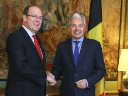 El ministro de Exteriores belga, Didier Reynders, da la bienvenida al príncipe Alberto II de Mónaco. EFE /
