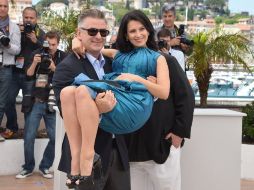 Alec Baldwin levanta en brazos a su esposa Hilaria Thomas, quien se encuentra embarazada. AFP /