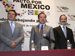 Juan Díaz (i), César Camacho (c) y Gustavo Madero (d) durante la reunión del SNTE con el consejo del Pacto. SUN /