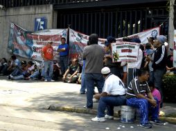 Integrantes de la CNTE se manifiestan afuera de la SEIDO para exigir la liberación de sus compañeros. SUN /