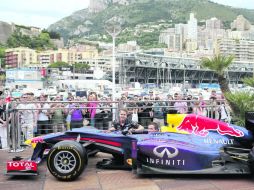 Sebastian Vettel le muestra al piloto francés de rallies, Sebastien Ogier, el Red Bull RB9, ante decenas de aficionados. EFE /