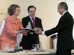 La reina Sofía de España reconoce al Fideicomiso de Conservación de Puerto Rico y a su director Fernando Lloveras. EFE /