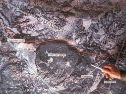 El comisario ejidal señala la parte afectada en el incendio del miércoles.  /