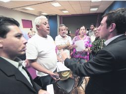 Diputados como Miguel Castro (der) se reunieron con representantes de grupos magisteriales preocupados por la reforma educativa. EL INFORMADOR /