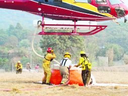 Combate al fuego. Para sofocar las llamas, aeronaves especialmente equipadas descargaron agua y retardantes desde las alturas. EL INFORMADOR /