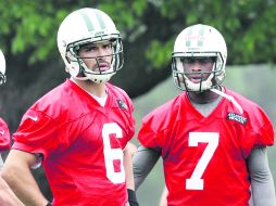 Mark Sánchez sufrió tres intercepciones de 11 pases durante la práctica de los Jets. A su lado el mariscal reserva, Geno Smith. AP /