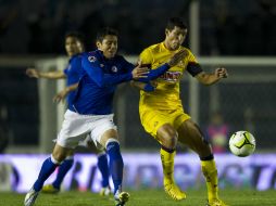 Francisco Javier Rodríguez (d) pelea el balón con Julio Domínguez en el partido de ayer. ARCHIVO /