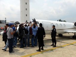 El expresidente Alfonso Portillo aborda el avión que lo llevará a Estados Unidos. AFP /