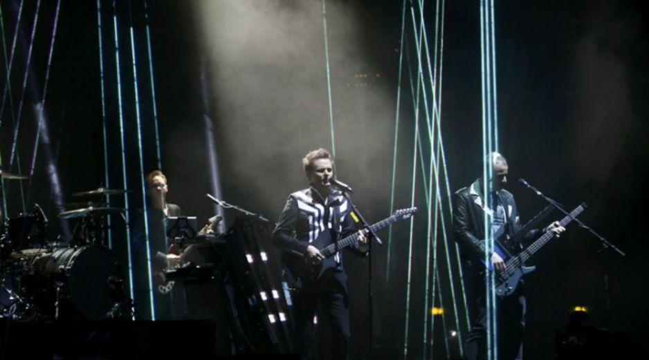 La banda liderada por Matt Bellamy, actuará en la gala previa al estreno. ARCHIVO /