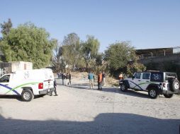 Los peritos del IJCF usan trajes especiales para extraer el cuerpo del hombre y no lesionarse con el ácido. ARCHIVO /