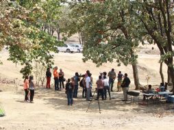 Ahí instalaron casas de campaña, un tablón, algunas sillas, y comenzaron a prender carbón para realizar una carne asada.  /