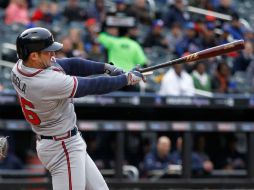 Dan Uggla produce una carrera con un sencillo en la décima entrada, luego de reanudarse el partido. AFP /