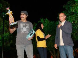Juan Carlos Rulfo entregó el premio al mejor cortometraje: ''Tapalpa no da paso sin huarache'', de Leonardo Hernández. EL INFORMADOR /