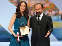 Bérenice Bejo y Asghar Farhadi, actriz y director, celebran la premiación. AP /