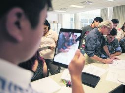 Sesión.  Maurizio Corbi (centro, de lentes) compartió sus conocimientos y creatividad. ESPECIAL /