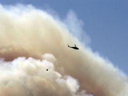 Cuatro areronaves cisterna ayudan a controlar el fuego. ARCHIVO /