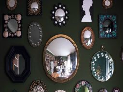 Puedes optar por acomodar estratégicamente más de dos espejos, para que se vuelvan un detalle artístico y original. ARCHIVO /