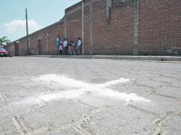 Cruz blanca en Jocotepec. Los vecinos marcaron el sitio donde quedó sin vida un hombre muerto a tiros. EL INFORMADOR /