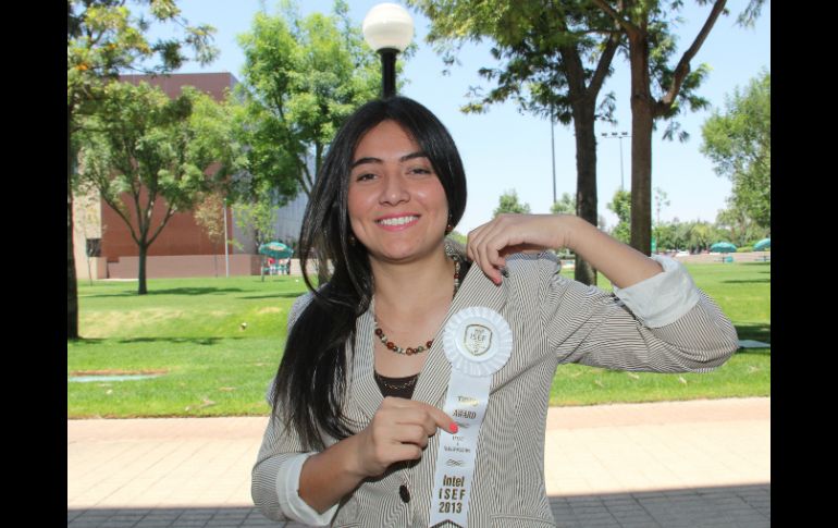 Daniela Alejandra Plasencia Jiménez muestra el premio que recibió en la Feria Intel ISEF. ESPECIAL /