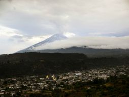 El volcán presenta una emisión constante de vapor de agua y gas. ARCHIVO /