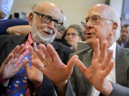 Peter Higgs (d) y su compañero belga Francois Englert, autores de la teoría del ''bosón de Higgs'', durante un seminario del CERN. AFP /