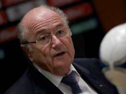 El máximo dirigente del futbol mundial retrasa la discusión un año respecto a la edad máxima para estar al frente. AFP /