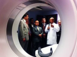 Esta mañana Tonatiuh Bravo (i) recorrió las instalaciones de la nueva sala.  /