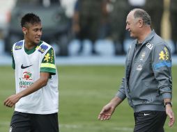Neymar y Scolari charlan durante la práctica del equipo brasileño. AP /