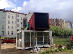 Un contenedor de mercancías instalado en la calle que servirá como superficie expositora. ARCHIVO /