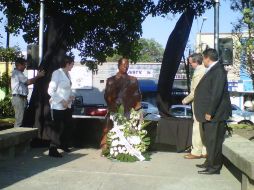 Al pie de la figura de bronce fue colocada una ofrenda floral.  /