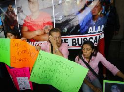 Familiares de los desaparecidos se manifiestan en la sede del gobierno capitalino para exigir una investigación. SUN /