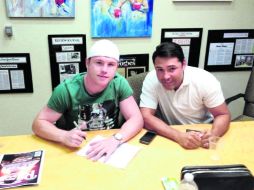 Óscar de la Hoya publicó en su cuenta de Twitter la foto del momento en que Saúl Álvarez firma el contrato para enfrentar a Mayweather ESPECIAL /
