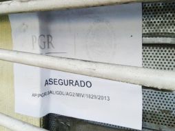 Un representante social de la Federación, ingresa a los establecimientos asegurando la mercancía.  /