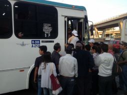 Los pasajeros saben que el deporte de viajar en camión en esta ciudad tiene un factor extra de dificultad.  /