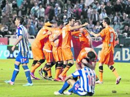Los jugadores de la Real Sociedad, entre ellos Carlos Vela, festejaron el boleto a Champions en casa del descendido Deportivo La Coruña EFE /