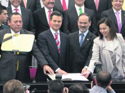 El Pacto por México creado por el tricolor sólo empoderó a los dirigentes del PRD y del PAN. Cristina Díaz, por el PRI, también firmó. NTX /