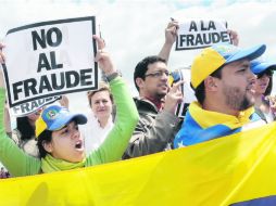 En París, cientos de partidarios del opositor Henrique Capriles reclaman una auditoría al Consejo Nacional Electoral, en Caracas. AFP /