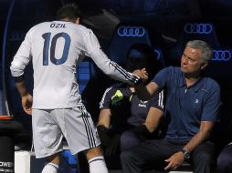 Mesut Özil y José Mourinho estuvieron tres años juntos en el equipo merengue. AP /