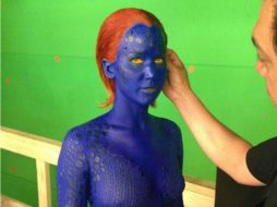 Jennifer Lawrence porta su traje azul de látex, el cual está cubierto con las características escamas de material plástico. ESPECIAL /