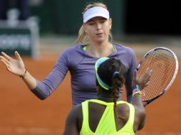 Maria Sharapova y Sloane Stephens estrechan las manos luego de que la rusa derrotara a la estadounidense. EFE /