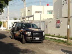 Agentes del MP, policías de la FCJ y personal del IJCF acudieron al predio a desenterrar la osamenta. ESPECIAL /