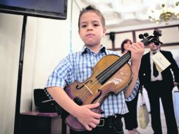 Orgullo. Iván Josué Barajas, de siete años, ayer en la ceremonia en la que se anunció el programa de orquestas en el estado ECOS. EL INFORMADOR /