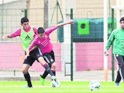 Intenso. Jorge Espiricueta (casaca verde) le roba un balón a un ''rival'' durante el interescuadras del Tri Sub-20. MEXSPORT /